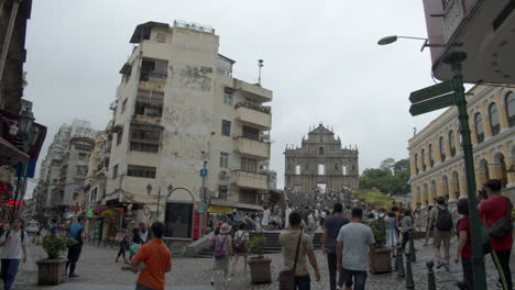 Tourists-walking-in-the-street,-next-to-the-square-and-Ruins-of-St