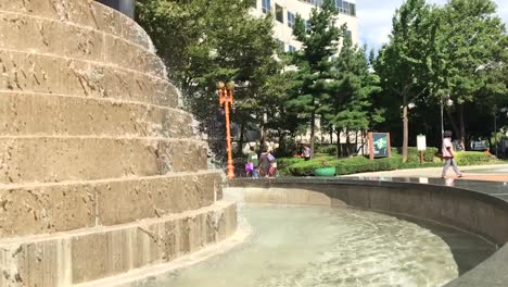 El-Agua-Cae-De-Una-Fuente-En-Cámara-Lenta-En-Sun-And-Moon-Plaza,-Mokong,-Yangcheon-gu,-Seúl,-Corea-Del-Sur