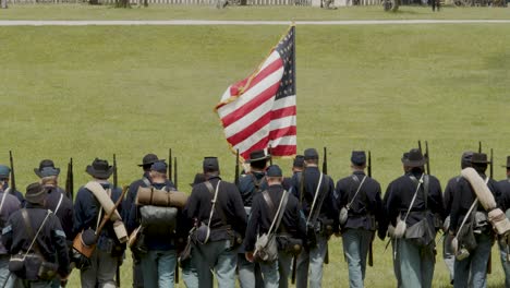 Recreadores-De-La-Guerra-Civil-Estadounidense-Mientras-Los-Soldados-De-La-Unión-Caminan-En-Línea-Con-La-Bandera-Estadounidense-En-El-Centro-De-Historia-De-Ohio