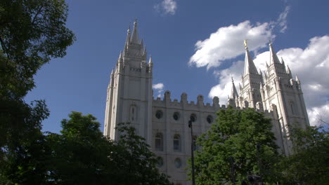 Low-Angle-Aufnahme-Des-Mormonentempels-In-Salt-Lake-City,-Utah