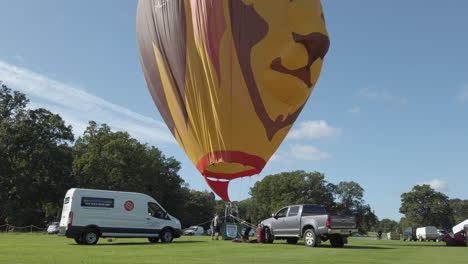 Zeitraffer-Eines-Heißluftballons,-Der-Während-Eines-Heißluftballonfestivals-Gegen-Starke-Winde-Kämpft