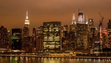 Lapso-De-Tiempo-Del-Horizonte-Del-Lado-Este-De-Manhattan-Y-La-Unidad-Fdr-En-La-Orilla-Del-Río-Este-Por-La-Noche,-Ciudad-De-Nueva-York