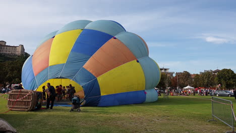 Gente-Preparándose-Para-El-Festival-De-Globos-Aerostáticos,-Tiro-A-La-Altura-De-Los-Ojos