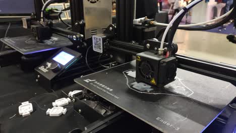 3D-printers-are-printing-digital-images-from-computers-in-3D-form