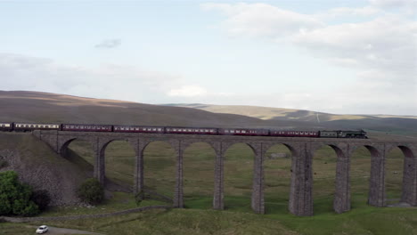 Toma-Aérea-Del-Tren-De-Vapor-Flying-Scotsman-60103-Mientras-Pasa-Sobre-El-Viaducto-Ribblehead-En-North-Yorkshire-Con-Cosecha-Media