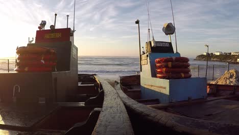 Los-Barcos-De-Pesca-Locales-En-Arniston-Esperan-La-Oportunidad-De-Salir-En-Una-Mañana-Temprana-De-Invierno