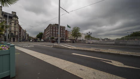 Lapso-De-Tiempo-De-Tráfico-Y-Gente-Caminando-Durante-El-Día-En-El-Centro-De-La-Ciudad-De-Dublín-En-Irlanda