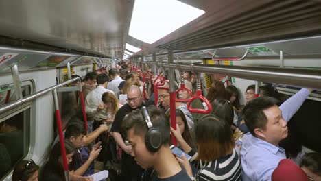 Viajeros-En-Un-Tren-De-Transporte-Público-Lleno-De-Gente-O-En-Un-Tren-Mrt-En-La-Red-De-Transporte-Subterráneo-De-Hong-Kong