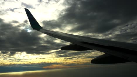 Espectacular-Vista-Del-Amanecer-Matutino-Desde-Las-Ventanas-Del-Avión