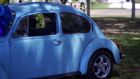 Volkswagen-Classic-Schwenkt-Luftballons-Auf-Einem-Bauernhof