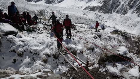 Un-Montañero-Del-Himalaya-Cruzando-Caravanas-Cruzando-Una-Escalera