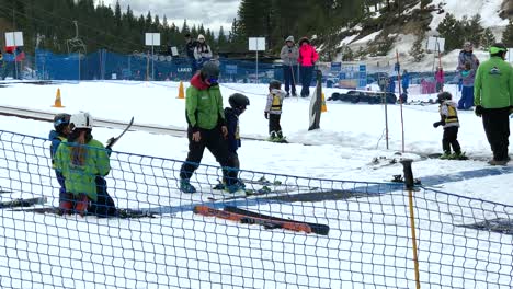 Niños-Tomando-Clases-De-Esquí-Privadas-En-La-Estación-De-Esquí-De-Diamond-Peak-En-North-Lake-Tahoe