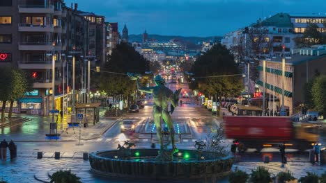 Timelapse-Sobre-Gotaplatsen-En-Gotemburgo,-Suecia-Durante-La-Hora-Azul