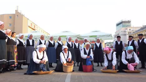 Grupo-De-Danza-Folclórica-Realiza-Un-Espectáculo-Para-Turistas-En-Zagreb,-Croacia