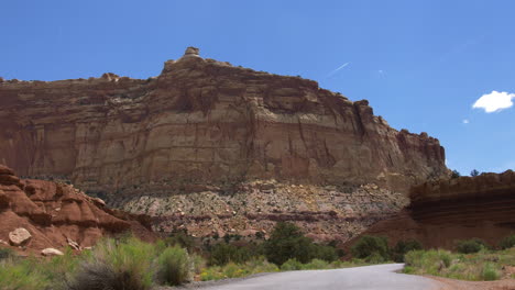 Eine-Weitwinkelaufnahme-Des-Riffs-Und-Der-Klippen-Im-Capitol-Reef-State-National-Park