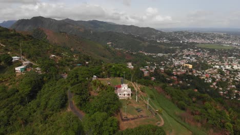 Erstaunliche-Drohnenaufnahmen-Des-Restaurierten-Fort-George-Mit-Blick-Auf-Die-Stadt