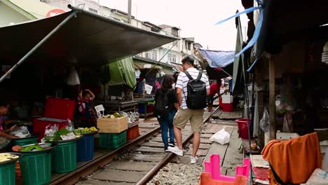 Un-Emocionante-Viaje-En-Tren-Al-Mercado-Ferroviario-De-Mae-Klong