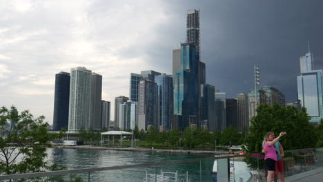 Paar-Beim-Fotografieren,-Selfie-Draußen-Vor-Fluss,-See,-Wasser-Im-Chicago-Navy-Pier,-Touristischer-Ort,-USA,-Vereinigte-Staaten