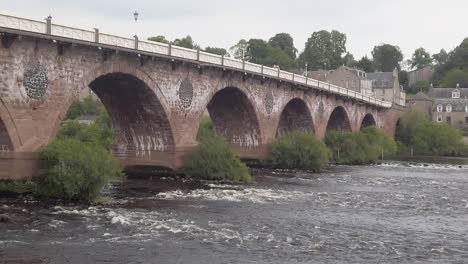 Zeitlupe-Des-Flusses-Tay,-Der-Unter-Der-Perth-Brücke-Hindurchfließt