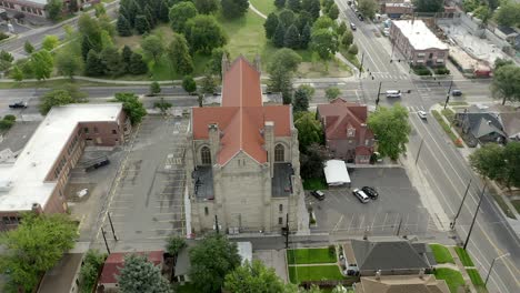 Vista-Aérea-De-La-Iglesia-Católica-De-St-Dominics-Pan-Hasta-Denver