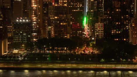 Zeitraffer-Des-Verkehrs-An-Der-Kreuzung-Von-FDR-Drive-Und-UN-Building-Und-East-47th-Street-Bei-Nacht-In-Manhattan,-New-York-City