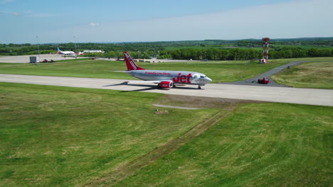 Vuelo-Bajo-En-Sentido-Contrario-A-Las-Agujas-Del-Reloj-Hacia-Un-Avión-Jet2-En-El-Aeropuerto-De-Leeds-Bradford-Con-Un-Avión-Jet2-En-La-Pista