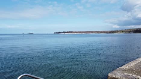 Panorámica-De-Mano-Vista-Derecha-Del-Puerto-Deportivo-Con-Barcos-Anclados-Por-Las-Aguas-Del-Adriático-En-Croacia