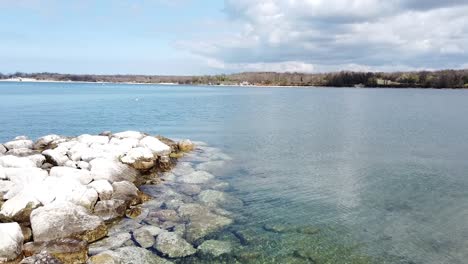 Pan-De-Mano-A-La-Izquierda-Sobre-El-Agua-Para-Mostrar-Marina-Con-Barcos-Anclados-Por-Aguas-Adriáticas-En-Croacia