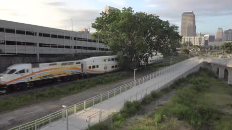 Vista-De-La-Pasarela-Que-Conduce-A-Orlando-Y-Un-Tren