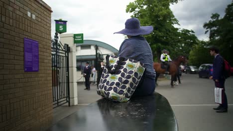 Wimbledon-2019:-Tourist-Mit-Einem-Typischen-Britischen-Sommerhut-Wartet-Darauf,-In-Den-Centre-Court-Zu-Gelangen,-Während-Die-Polizei-Auf-Pferden-Vor-Den-Toren-Steht