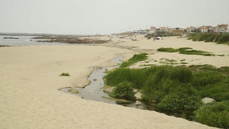 Pequeño-Río-Llamado-Ribeira-Da-Carrera-Cerca-De-La-Playa-De-Funtão,-Angeiras,-Lavra,-Matosinhos,-Porto,-Portugal