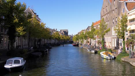 Alter-Rheinkanal-An-Einem-Sonnigen-Herbstmorgen-In-Leiden,-Niederlande