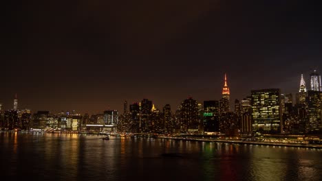 Zeitraffer-Von-Manhattan,-FDR-Drive-Und-East-River-Zwischen-Dem-One-World-Trade-Center-Und-Dem-Chrysler-Building-In-Der-Dämmerung-Und-Nacht,-Aufgenommen-Von-Long-Island-City,-New-York-City