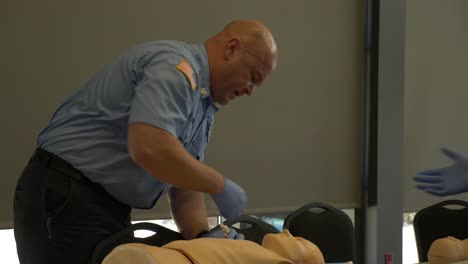 Técnico-Médico-Practica-Tratamiento-Médico-En-Un-Maniquí-Humano