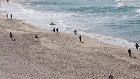 Morgenaktivität-Mit-Menschenmassen-Am-Ufer-Des-Pazifischen-Ozeans-An-Einem-Schönen-Klaren-Frühlingsmorgen-Am-Bondi-Beach-In-Sydney,-Australien