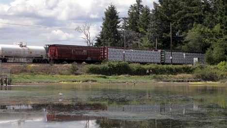 Toma-Lateral-Del-Tren-Moviéndose-De-Derecha-A-Izquierda-Con-Carga-Variable