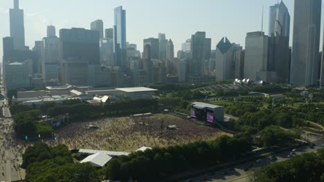 Empuje-Aéreo-Hacia-Las-Multitudes-De-Lollapalooza-En-Chicago,-Illinois