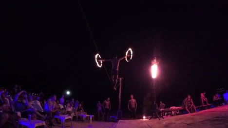 Eine-Feuertanzshow-Am-Späten-Abend-Auf-Der-Insel-Phi-Phi