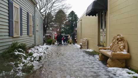 La-Gente-Camina-Por-Un-Callejón-En-Trentham-Después-De-La-Nieve