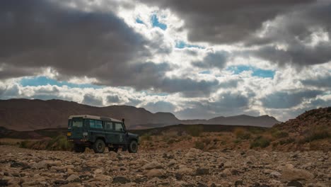 Lapso-De-Tiempo-De-Cloudscape-Sobre-Vehículo-4wd-Estacionado-En-El-Desierto,-Alejar