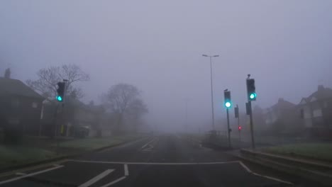 Tablero-De-Instrumentos-Pov-Conduciendo-En-Clima-De-Niebla-Británico-Tráfico-Urbano