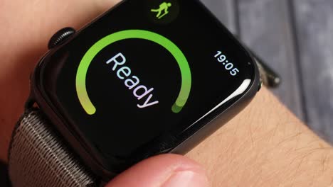 Er-Nutzt-Eine-App-Auf-Der-Apple-Watch,-Um-Seine-Trainingsfortschritte-Zu-Verfolgen,-Die-Apple-Watch