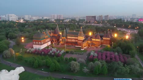 Palacio-Del-Padre-De-Pedro-De-Moscú-Desde-Arriba-Con-Un-Dron-Por-La-Tarde---Noche-A-30fps-Y-4k