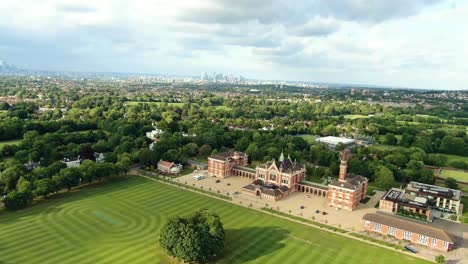 Toma-Aérea-De-La-Hermosa-Universidad-De-Londres