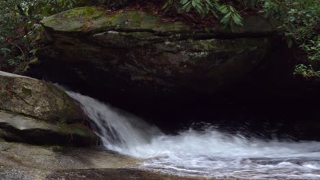 Aguas-Bravas-Corriendo-Cerca-De-La-Parte-Superior-De-Las-Cataratas-Medias-En-El-Parque-Estatal-Stone-Mountain,-Carolina-Del-Norte