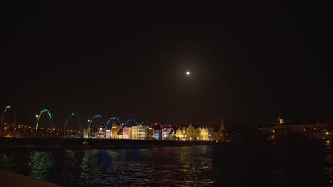 Epic-view-of-Queen-Emma-Bridge-which-connects-the-Punda-and-Otobanda-neighborhoods-across-Sint-Anna-Bay-in-Willemstad,-Curacao