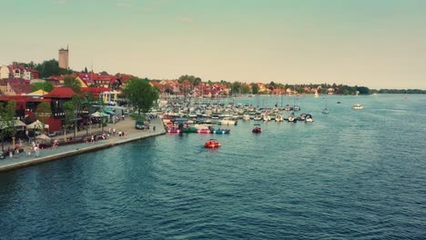 Ein-Flug-Am-Ufer-Des-Ferienortes-An-Einem-Schönen-Sommernachmittag