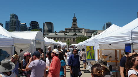 Gente-Caminando-Y-Comprando-En-La-Feria-De-Arte-De-Toronto-En-Ontario,-Canadá