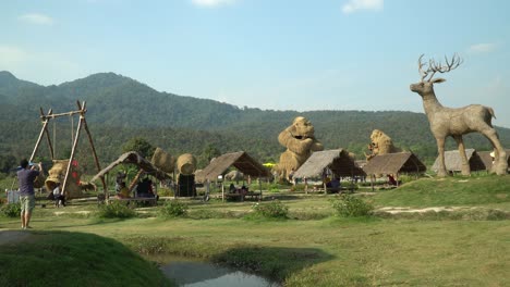 Blick-Auf-Den-Strohskulpturenpark-In-Chiang-Mai,-Thailand