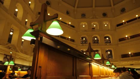 Staatsbibliothek-Victoria-Bei-Nacht-Menschen,-Die-In-Der-Bibliothek-Von-Melbourne-Studieren-Touristenattraktionen-Von-Melbourne,-Bibliothek-Von-Melbourne